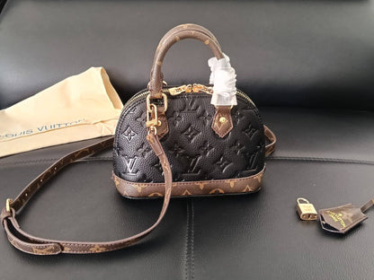 Lv
90 dhs🇦🇪🇦🇪
size 20cm

Zain26
♥️♥️♥️