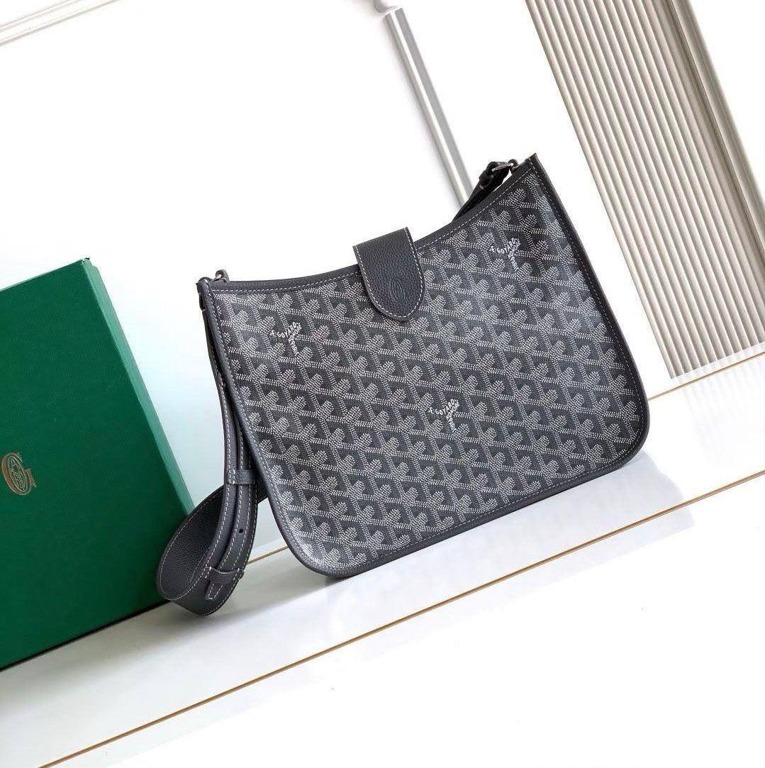 GOYARD Mosette PM
Chevron Goyardine Canvas
Adjustable Leather Strap
Size: 28 cm
Without BOX


95 dhs🇦🇪🇦🇪

Zain239
♥️♥️♥️
