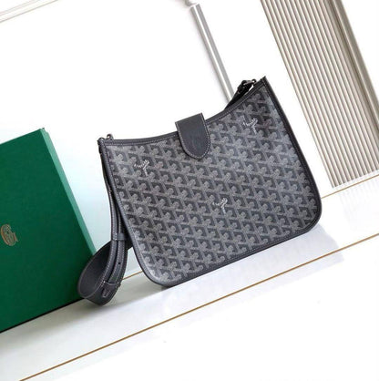 GOYARD Mosette PM
Chevron Goyardine Canvas
Adjustable Leather Strap
Size: 28 cm
Without BOX


95 dhs🇦🇪🇦🇪

Zain239
♥️♥️♥️