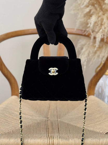 CHANEL
20cm
340 dhs🇦🇪🇦🇪
Top quality 
With box🎁

Zain167
♥️♥️♥️