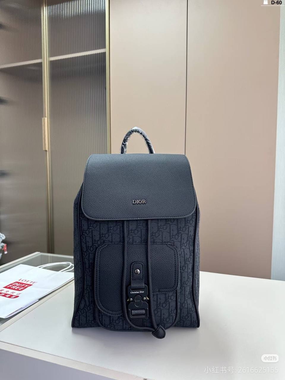 Dior 
BACKPACK 
GOOD QUALITY
110 dhs💓

Zain250
♥️♥️♥️