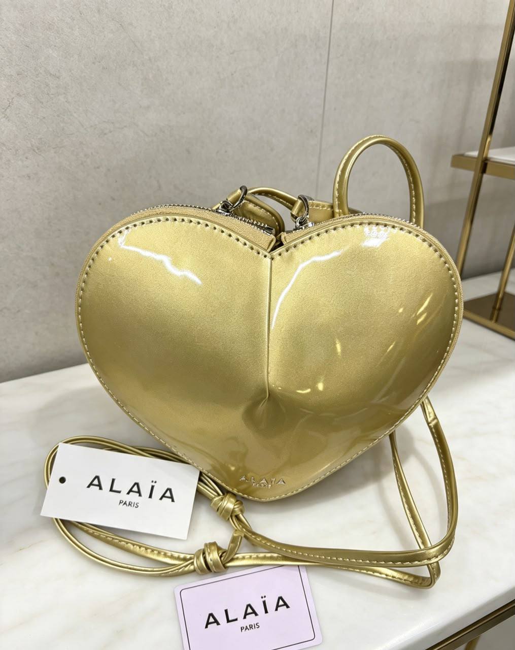 Alaia
100 dhs🇦🇪🇦🇪
Size:21*18
With box

Zain07
♥️♥️♥️