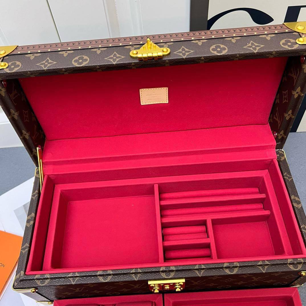 LV Box
Jewelry Box Matster quality 
690 dhs❣️

Zain228
♥️♥️♥️