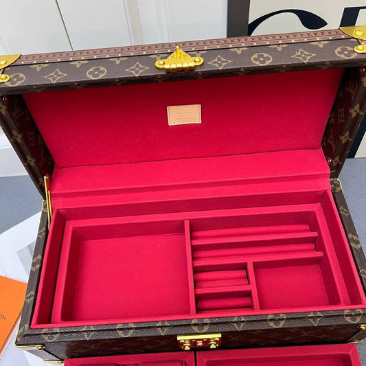 LV Box
Jewelry Box Matster quality 
690 dhs❣️

Zain228
♥️♥️♥️