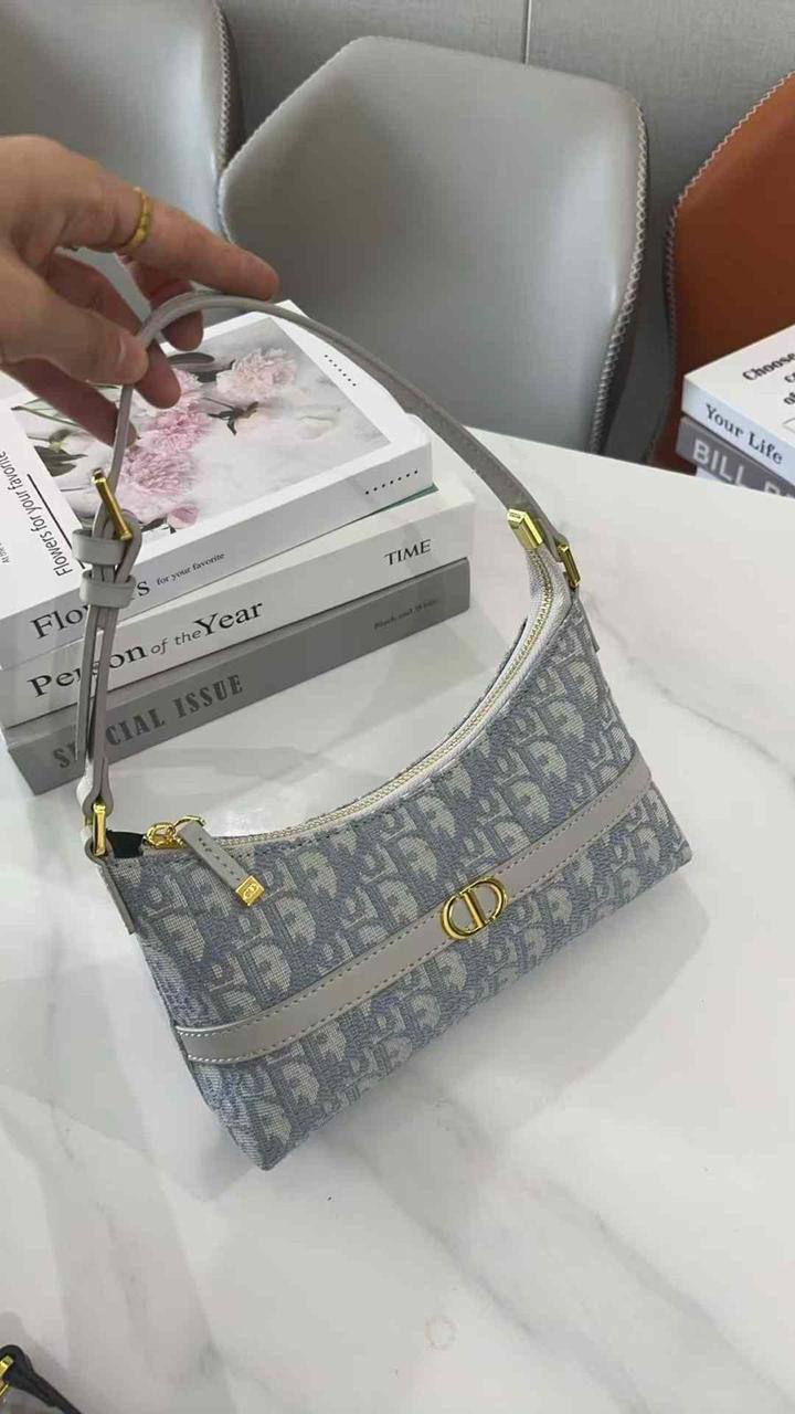 🌸 Dior miss Caro
1️⃣ First Quality +🎁
Size: 24 * 14 cm
80 dhs❣️
with box 🎁

Zain115
♥️♥️♥️