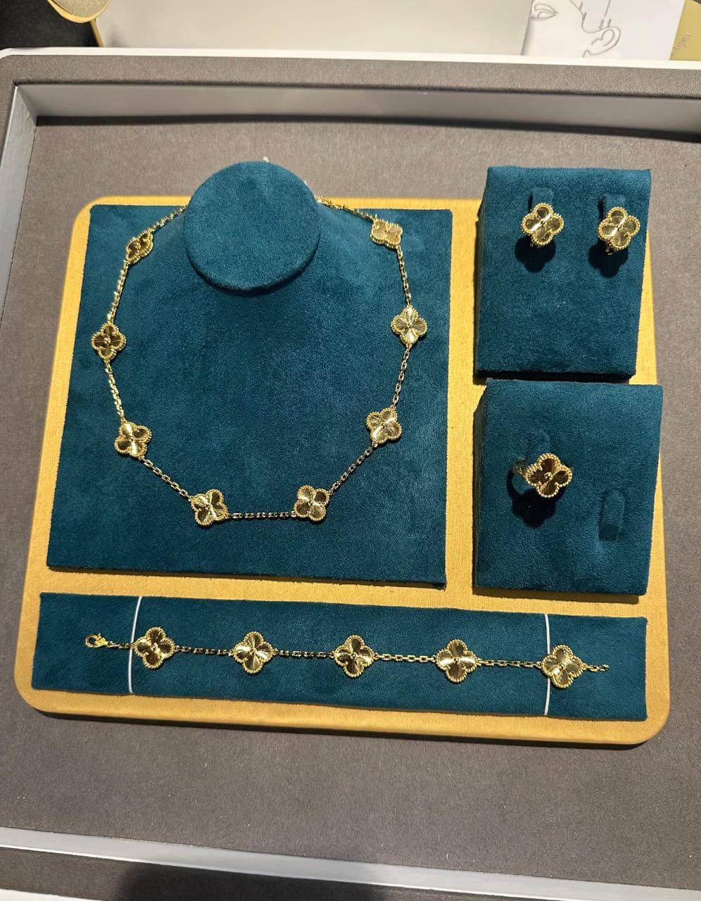 VCA SET 
10 flower necklaces 😍
5 flower bracelet❤️
One flower earring✨
One flower ring 💍 available size👇
6,7,8,9
With normal boxes 🗃️ 
280 dhs✅

With master box 📦 
350 dhs✅

Zain216
♥️♥️♥️