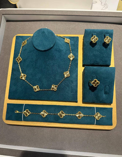 VCA SET 
10 flower necklaces 😍
5 flower bracelet❤️
One flower earring✨
One flower ring 💍 available size👇
6,7,8,9
With normal boxes 🗃️ 
280 dhs✅

With master box 📦 
350 dhs✅

Zain216
♥️♥️♥️