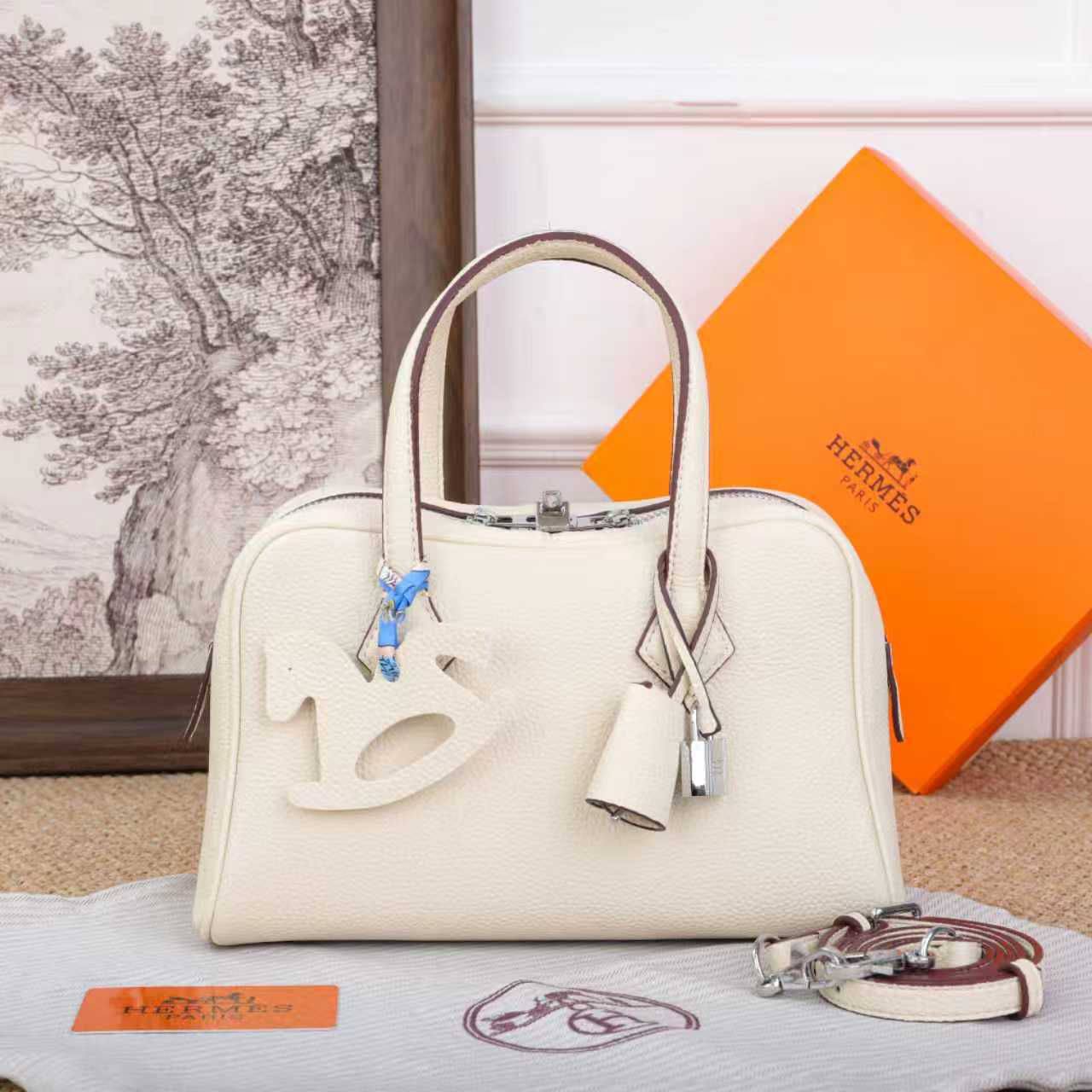 Hermes 
Best quality 

with box’s 
🎁🎁🎁

110 dhs✅
size 25 CM

Zain290
♥️♥️♥️