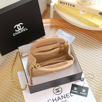 Chanel
Chanel 
95 dhs💓
with box
size 20×6×13cm

Zain42
♥️♥️♥️