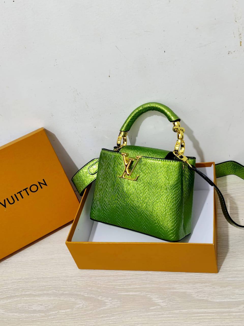 LV

105 dhs🪙🌨️
with box
🎁🎁🎁

size 20cm

Zain26
♥️♥️♥️