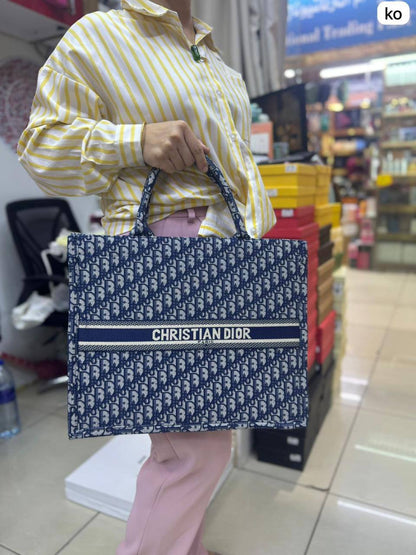 💎Christian Dior 
High quality +🎁
Big Size: 41 * 31 cm
75 dhs✅
with box 🎁

Zain115
♥️♥️♥️