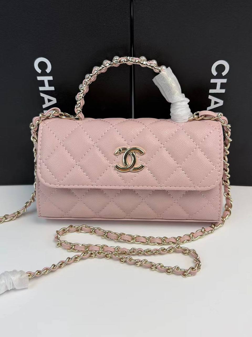 Chanel
110 dhs✅
size：22cm
High-quality 

with box🎁🎁🎁

Zain35
♥️♥️♥️