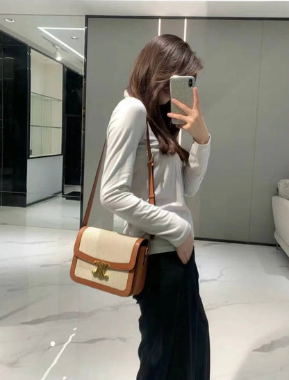 CELINE 
GOOD QUALITY
 WITH BOX 🎁
110 dhs✅

Zain295
♥️♥️♥️