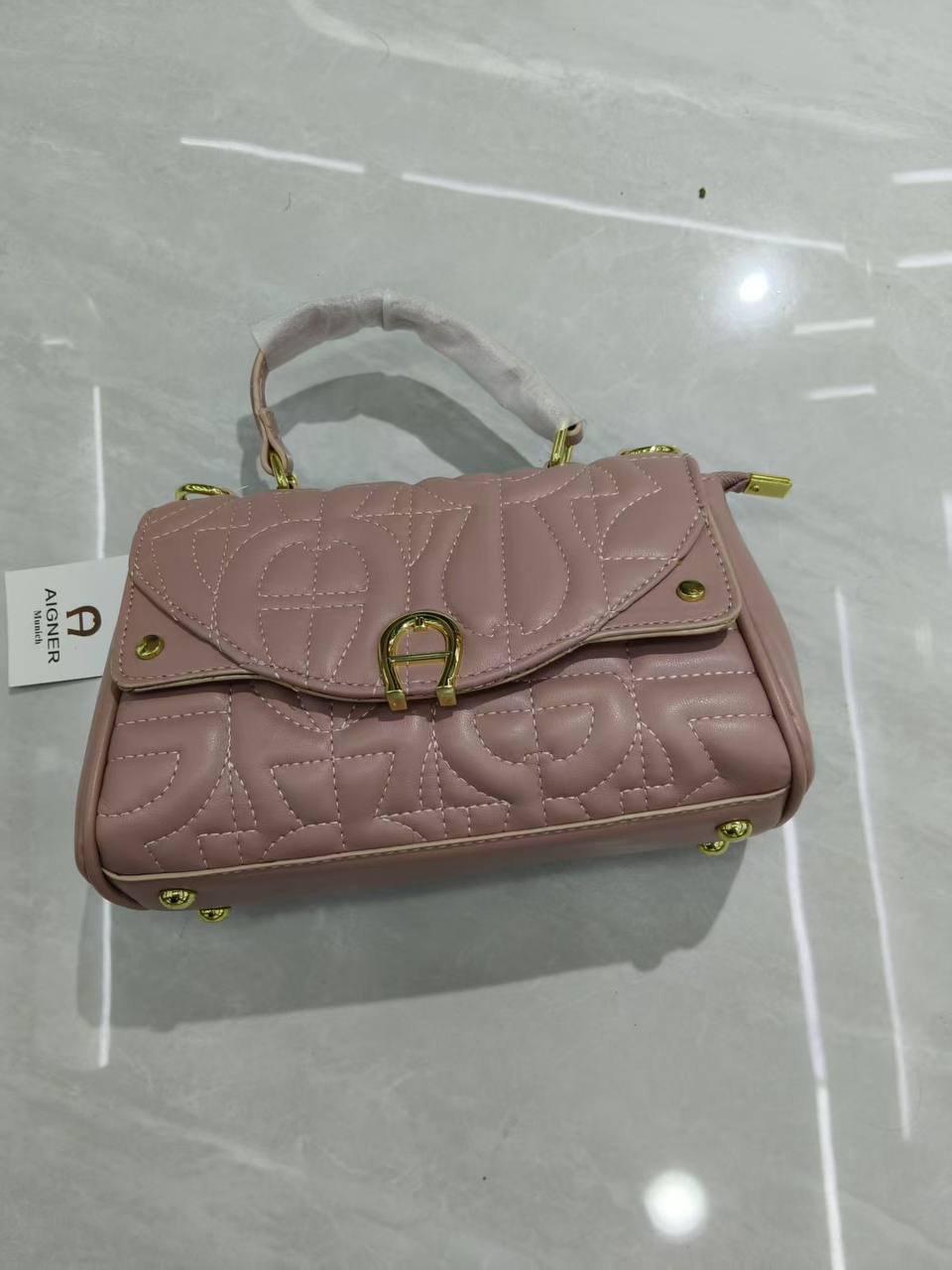 Aigner
95 dhs✅
With box
Size25cm

Zain06
♥️♥️♥️