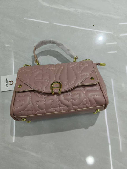 Aigner
95 dhs✅
With box
Size25cm

Zain06
♥️♥️♥️