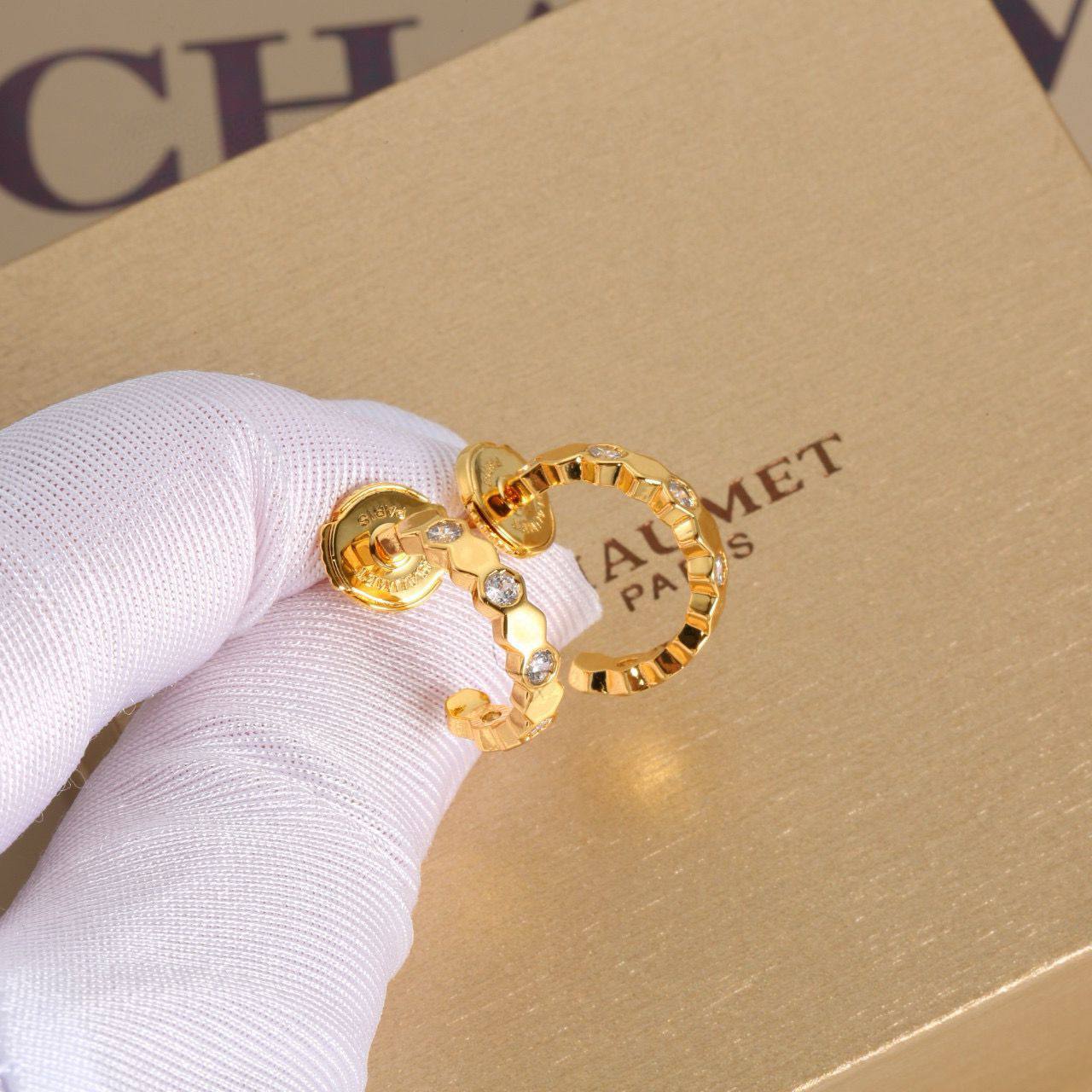 CHAUMET ❤️‍🔥*
Earring 🍁
Master quality 💯
With normal boxes 🗃️ 
50 dhs🇦🇪
With master box 📦 
125 dhs🇦🇪

Zain216
♥️♥️♥️