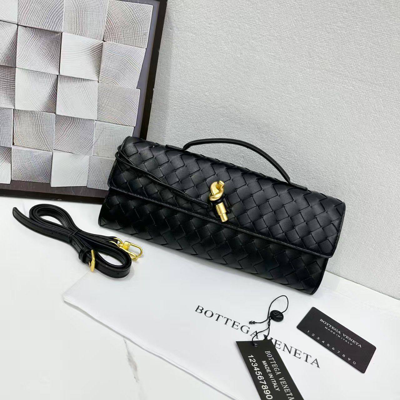 Bottega
105 dhs❣️

with box
🎁🎁🎁

size 30×4×13cm

Zain42
♥️♥️♥️