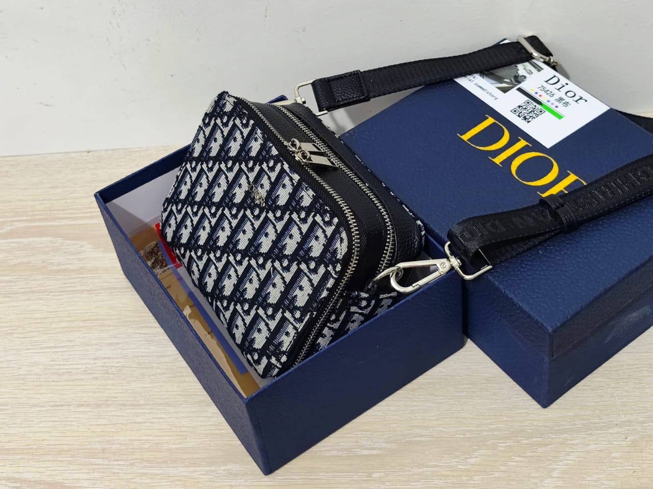 New❣️

85 dhs✅

with box🎁🎁🎁

size 20cm
Men's and women's crossbody bags

Zain26
♥️♥️♥️