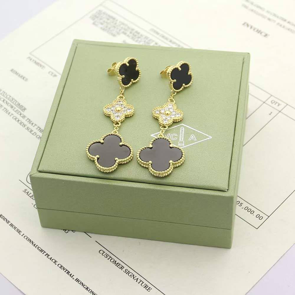 VCA
EARRING💫✨
3 FLOWER STONES
65 DHS👑
WITH BOX AND PAPER BAG🎁🛍️

Zain89
♥️♥️♥️