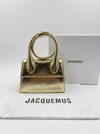 Jacquemus

with box
🎁🎁🎁

high quality

110 dhs✅

Zain50
♥️♥️♥️