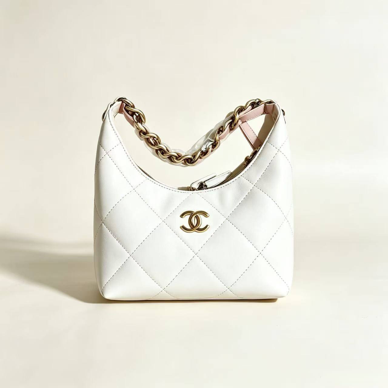 Chanel
High quality
With box 
110 dhs🇦🇪🇦🇪

Zain50
♥️♥️♥️