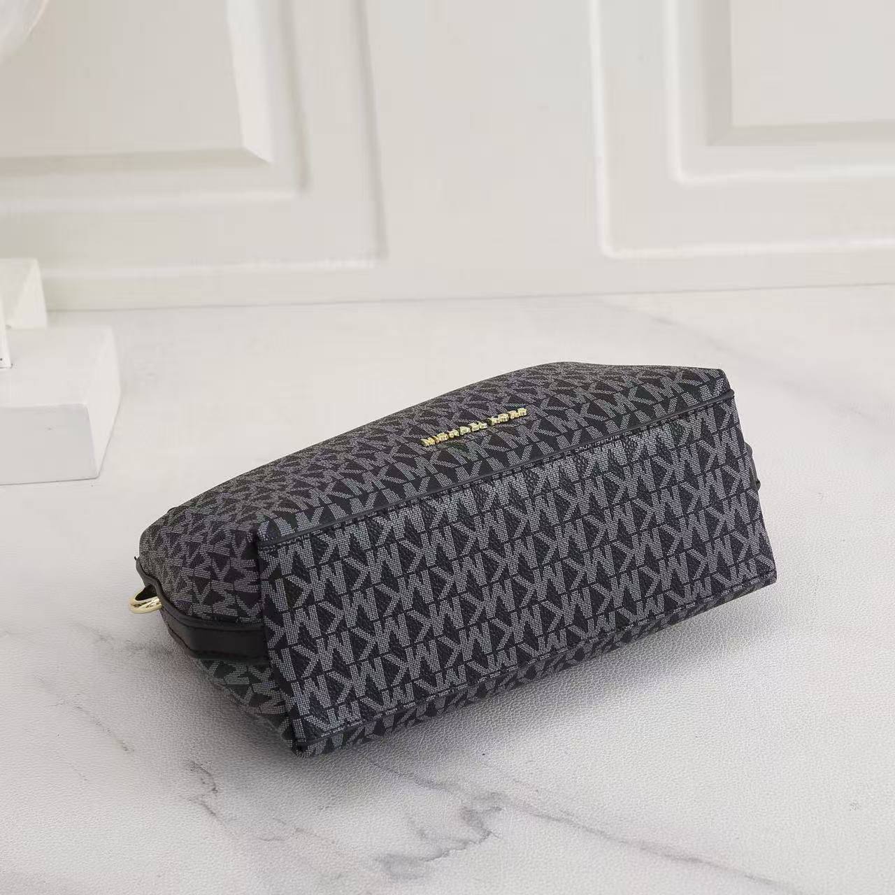 MK
23*13*8cm
90 dhs✅

Zain17
♥️♥️♥️