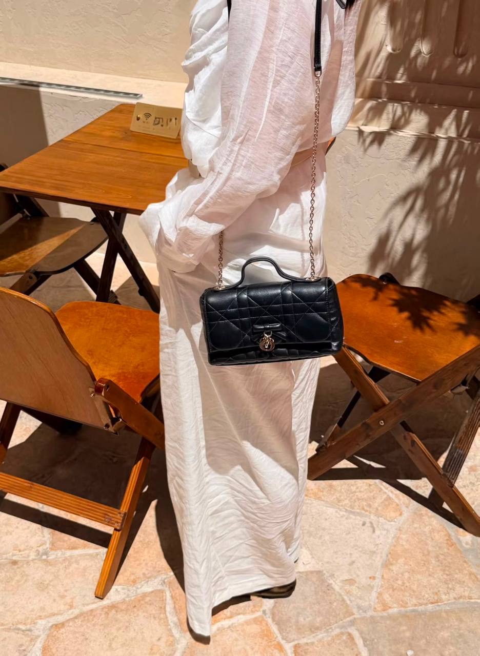 DIOR NEW CAME HIGH QUALITY WITH BOX  
120 dhs🇦🇪🇦🇪

Zain295
♥️♥️♥️