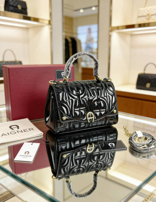 Aigner
95 dhs🇦🇪
with box
🎁🎁🎁

Size:24*18*11

Zain07
♥️♥️♥️