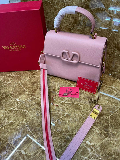 Valentino
125 dhs🪙💚

with box
🎁🎁🎁

size :25cm

Zain235
♥️♥️♥️