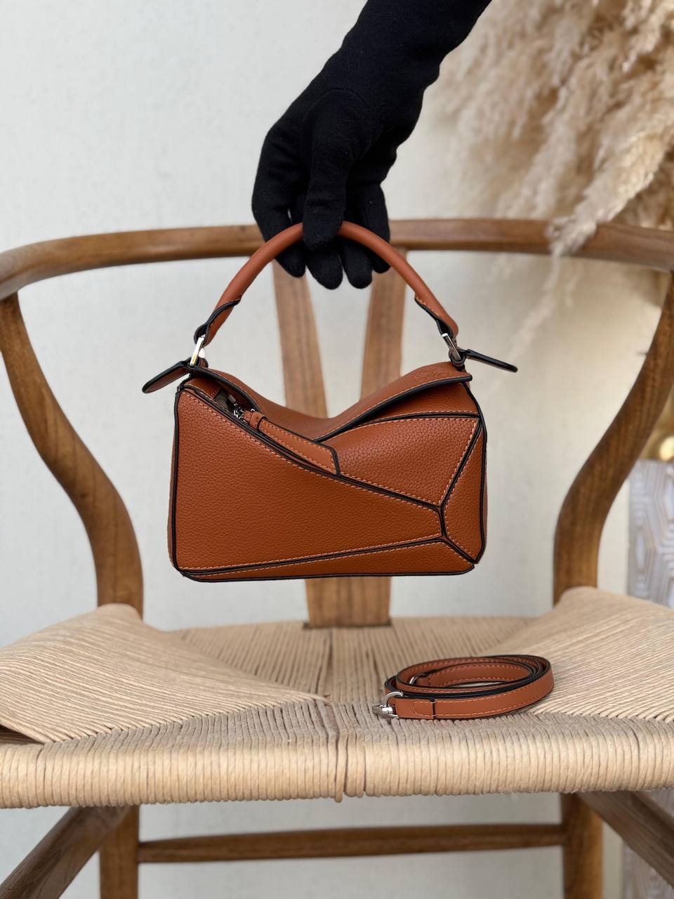 LOEWE

18cm

340 dhs🪙🌨️
Top quality 

With box🎁

Zain167
♥️♥️♥️