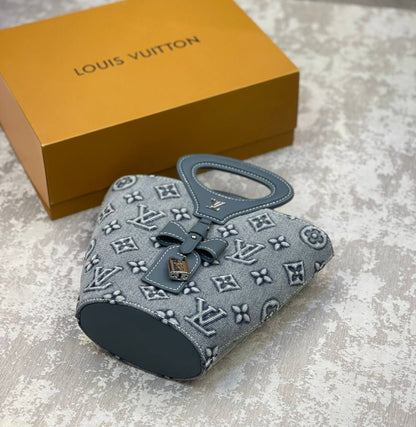 LV 
260 dhs✅

with box
🎁🎁🎁

Zain175
♥️♥️♥️