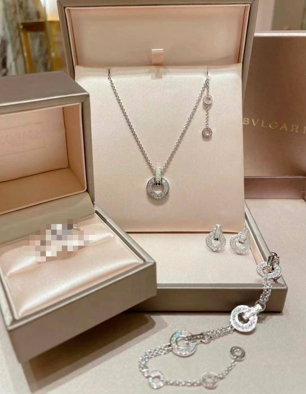 Bulgari Set

Necklace 
Earrings 
Bracelet 
Master quality 🌸
170 dhs🇦🇪🇦🇪 
With normal box 📦

Zain48
♥️♥️♥️