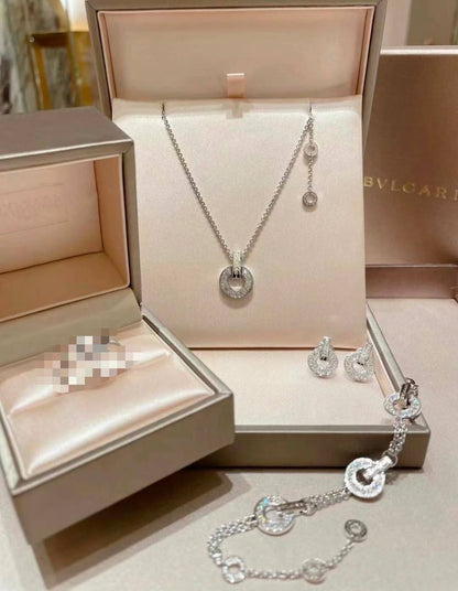 Bulgari Set

Necklace 
Earrings 
Bracelet 
Master quality 🌸
170 dhs🇦🇪🇦🇪 
With normal box 📦

Zain48
♥️♥️♥️