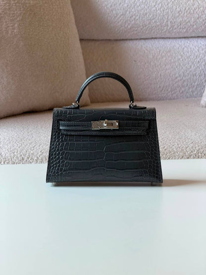 Hermes kelly croc 19cm💕master quality😍with box❤️
520 dhs💓

Zain52
♥️♥️♥️