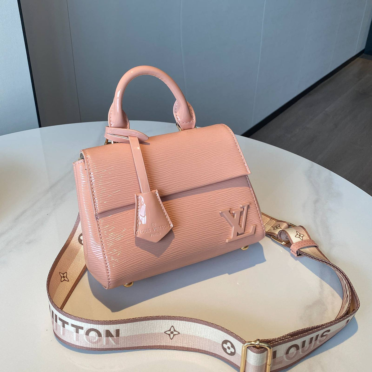 LV

Best quality 
with box
115 dhs🇦🇪🇦🇪

size 21CM

Zain290
♥️♥️♥️