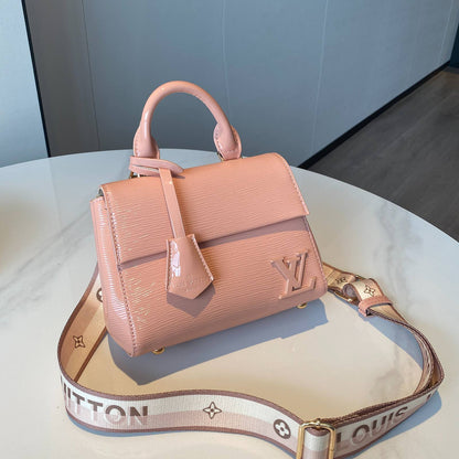 LV

Best quality 
with box
115 dhs🇦🇪🇦🇪

size 21CM

Zain290
♥️♥️♥️