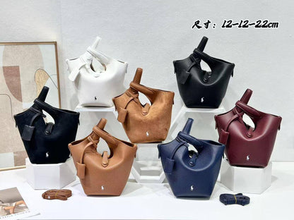 Polo
110 dhs🌺

with box
🎁🎁🎁

size 22×12×12cm

Zain213
♥️♥️♥️