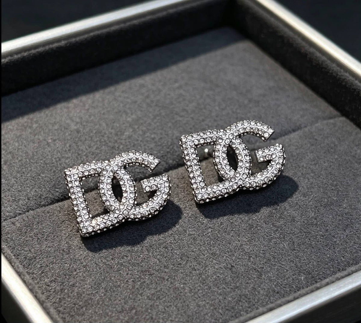 DOLCE&GABBANA 
Necklace 💥
Earring 🦋
Bracelet 🐦‍🔥
Master quality 💯
With normal boxes 🗃️ 
145 dhs🇦🇪🇦🇪

Zain216
♥️♥️♥️