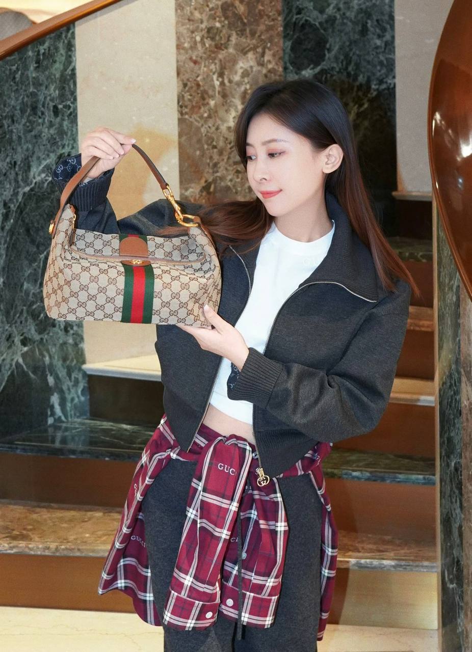 GUCCI 
COPY ONE 
WITH BOX 
140 dhs✅

Zain295
♥️♥️♥️