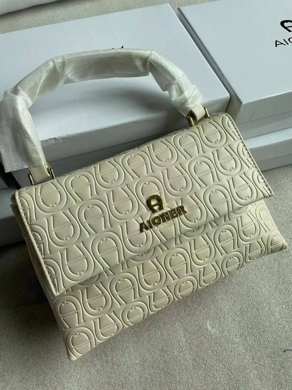 Aigner

with box
🎁🎁🎁

95 dhs✅

Zain72
♥️♥️♥️