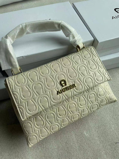 Aigner

with box
🎁🎁🎁

95 dhs✅

Zain72
♥️♥️♥️