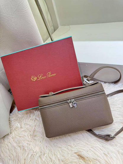 Loro Piana 

80 dhs🪙

with box
🎁🎁🎁

size 19×7×12cm

Zain213
♥️♥️♥️