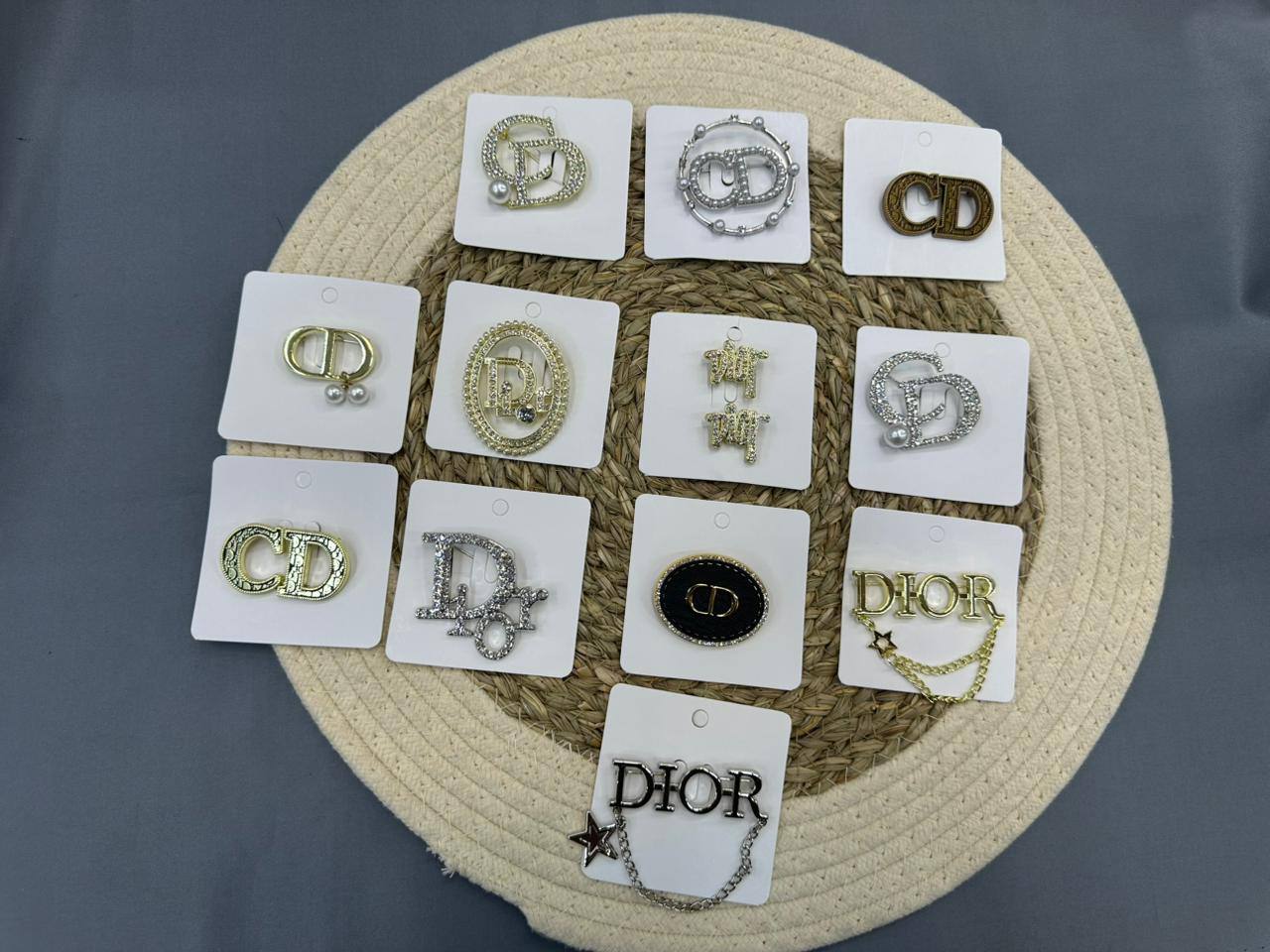 BROOCH Jewelry 🔥*
Non tarnish 💯
good quality 💯
With black boxes 🗃️ 
20 dhs❣️
With normal boxes 📦 
And paper bag🛍️
30 dhs❣️

Zain216
♥️♥️♥️