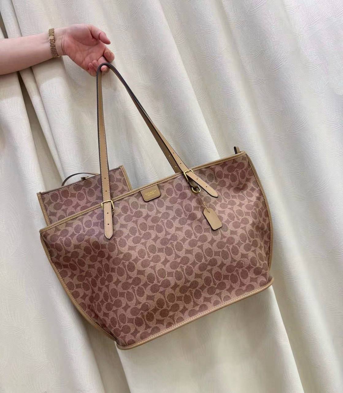 COACH 
 HIGH QUALITY 
115 dhs✅
Size:50cm

Zain39
♥️♥️♥️