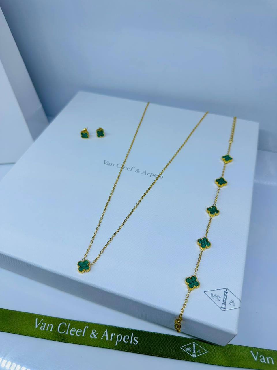 VCA set mini✨
Necklace 
Earrings 
Bracelet 
Stainless non tarnished 

40 dhs🪙🌨️
normal box 📦

Zain48
♥️♥️♥️