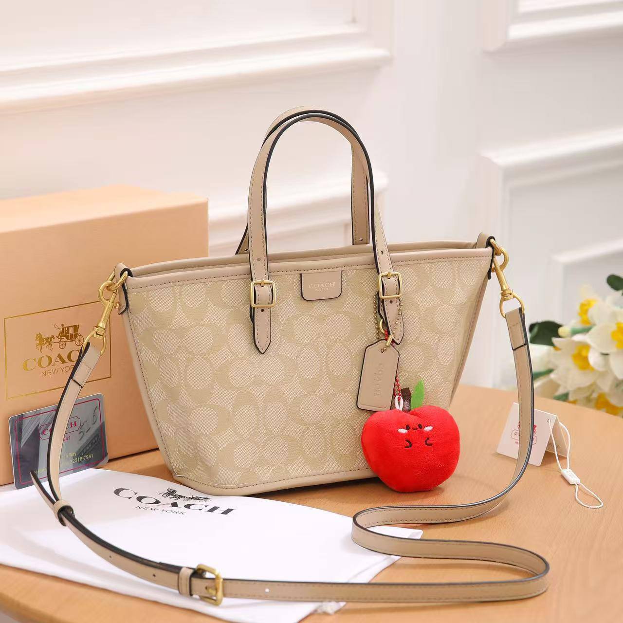Coach
Best quality

With box’s
🎁🎁🎁

95 dhs🇦🇪
size 21cm

Zain158
♥️♥️♥️
