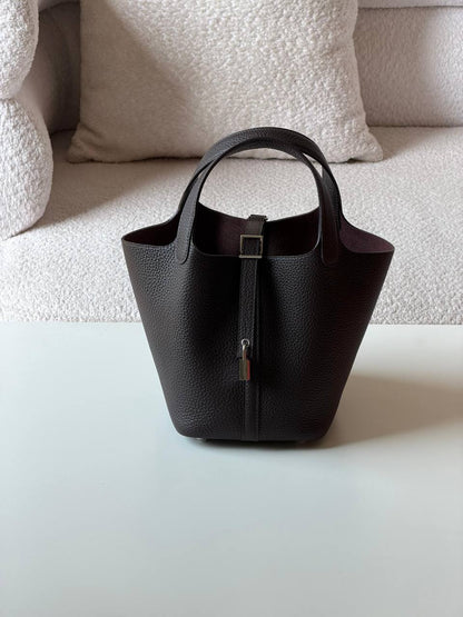 Hermes
picotin 18cm💥Master quality ✅

with box📦

340 dhs✅

Zain52
♥️♥️♥️
