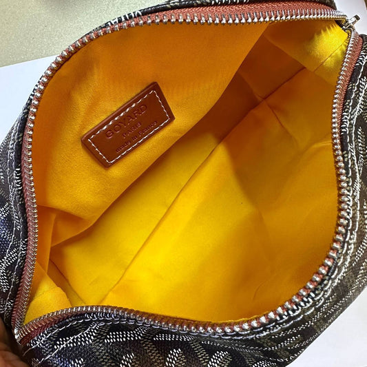 GOYARD 

HIGH QUALITY

 WITH BOX 🎁

90 dhs✅

Zain39
♥️♥️♥️