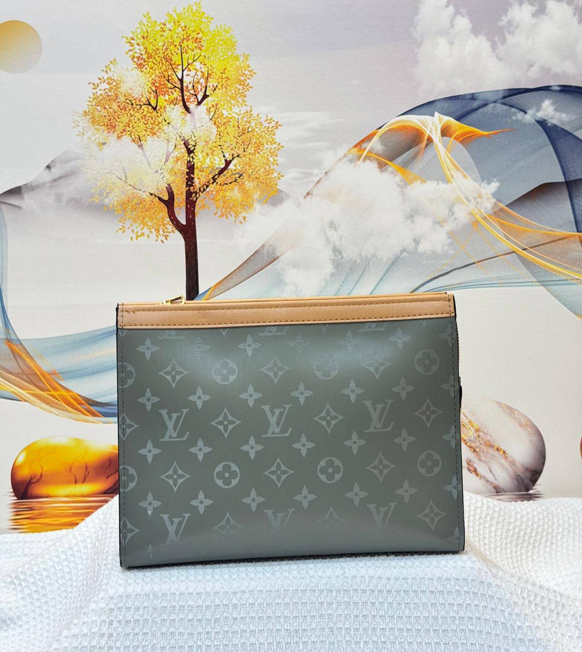 LV 
Best quality with box’s 
70 dhs✅
size 25CM

Zain290
♥️♥️♥️