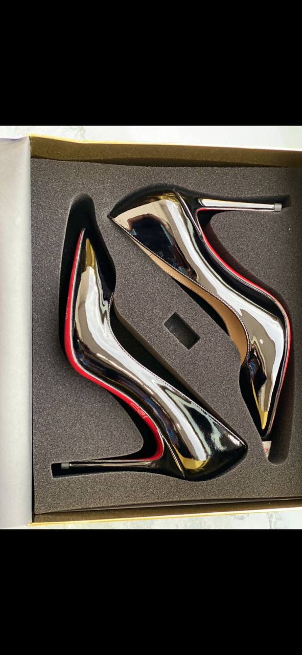 Louboutin  
AAA master quality 
Size 36……….41 
450 dhs✅

Zain180
♥️♥️♥️